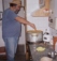 El maestro Cocho Pedraza cocinando un locro para los asistentes al Cuarto Encuentro